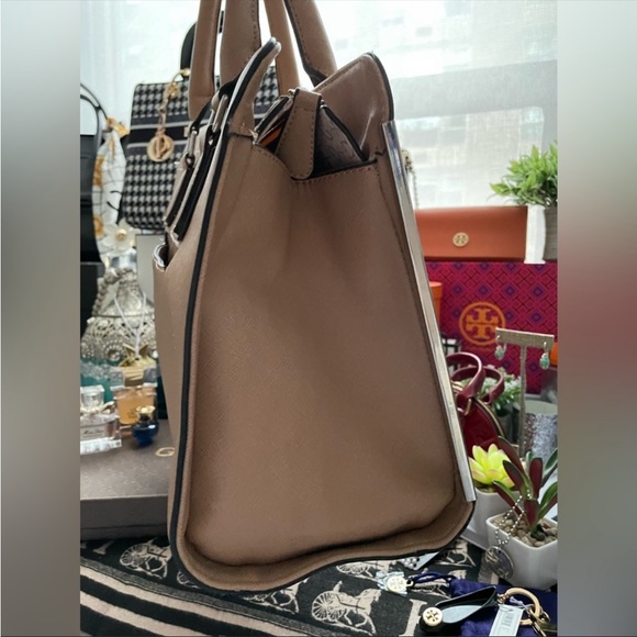 ✨NEW GUESS✨HANDBAG W/BAG CHARM ATTACHMENT - Picture 9 of 12